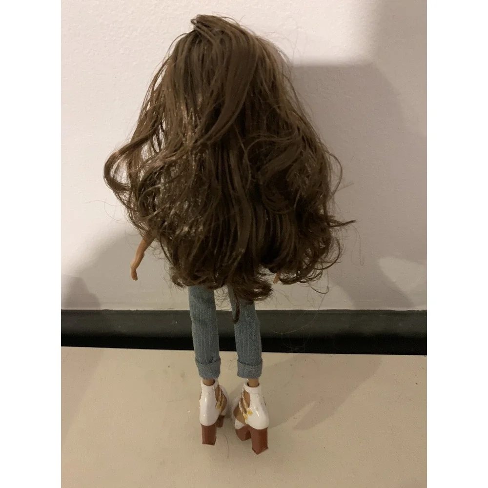 MGA Bratz Doll Hello My Name is Yasmin 2015 Flower Shirt, Jeans, Shoes Earrings